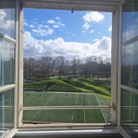 Avec Vue Sur Remparts